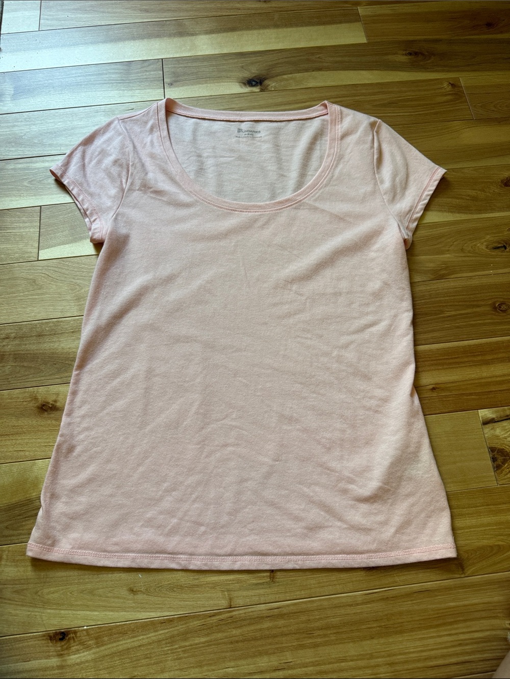 No Boundaries Women's Scoop Neck Tee in Pale Pink